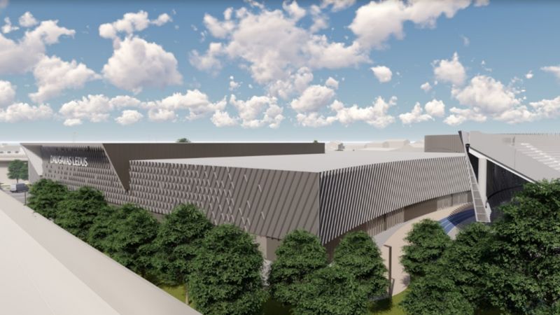 Daugavas stadiona pārbūvei nozāģētos kokus kompensēs ar dižstādiem