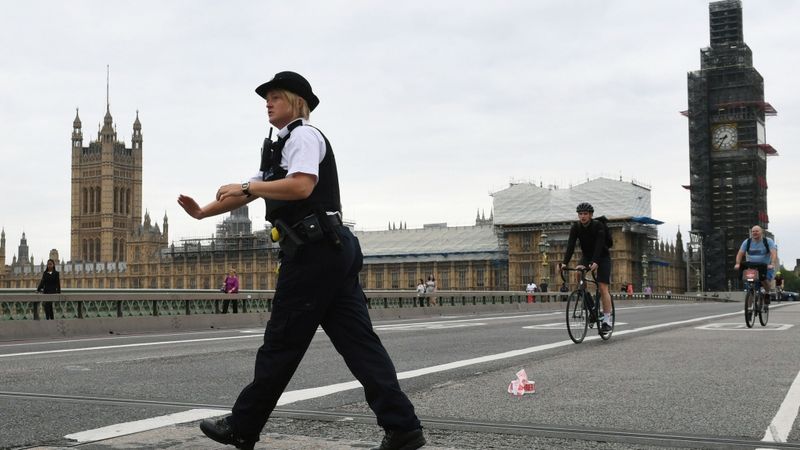 Papildināta - Londonā barjerās pie parlamenta ēkas ietriekusies automašīna