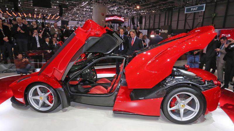 Ferrari laiž klajā superauto ar Apple balss asistentu