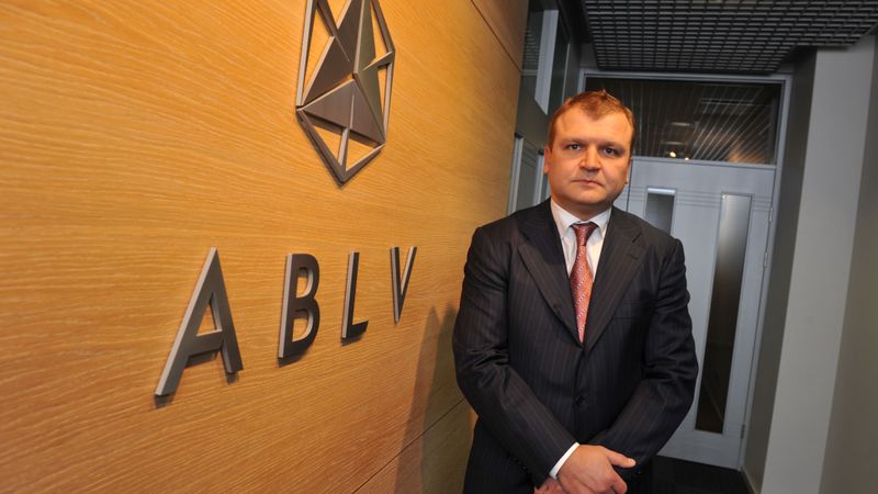 Miljonāru saraksta priekšgalā joprojām Fiļs un Bernis