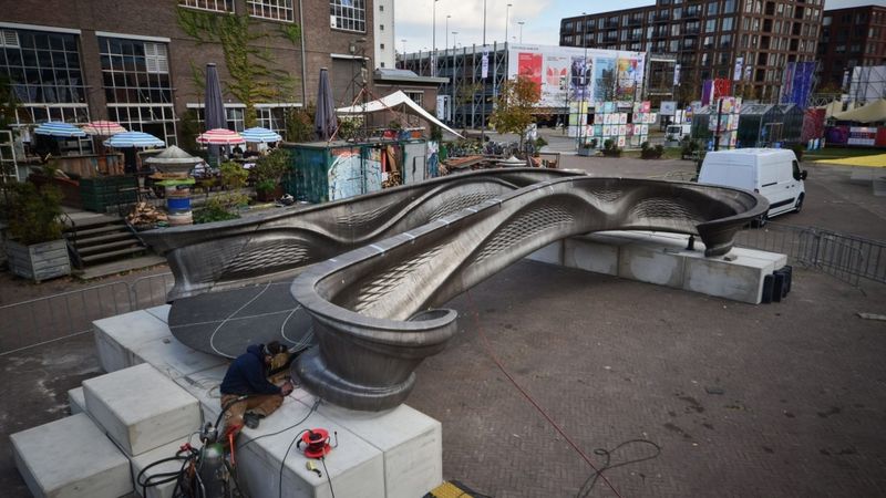 FOTO: Pabeigts pasaulē pirmais 3D drukātais tērauda tilts