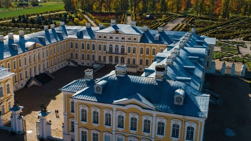Rundāles pils jumta pārbūvei izsludināts 1,5 miljonu eiro vērts iepirkums
