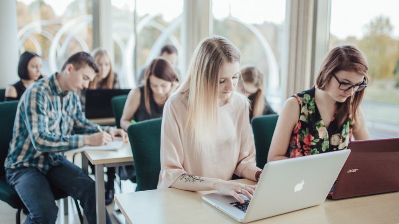 Augstskolas reaģē uz pieprasījumu, studiju maksu būtiski necels