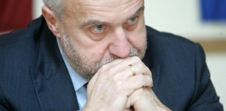 Šķēlem atkal jāierodas tiesā