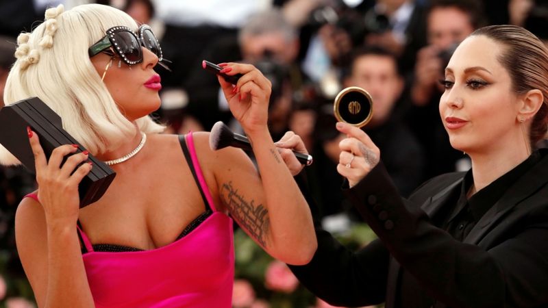 Lady Gaga izveidojusi savu kosmētikas zīmolu