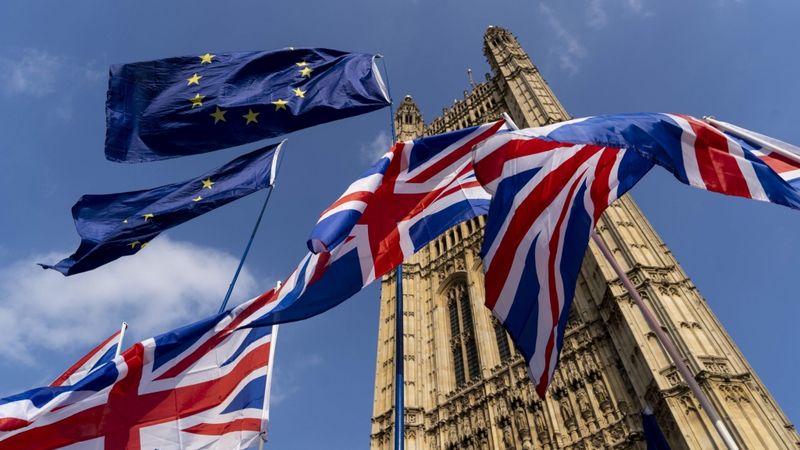 Britu mārciņas vērtība krītas Brexit haosā, biržu indeksi pārsvarā pieaug