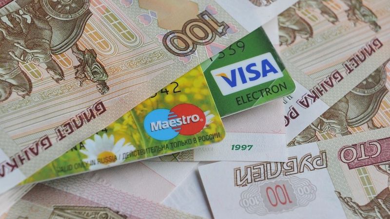 Rublis nedaudz atgūstas; investori iepērk Krievijas akcijas