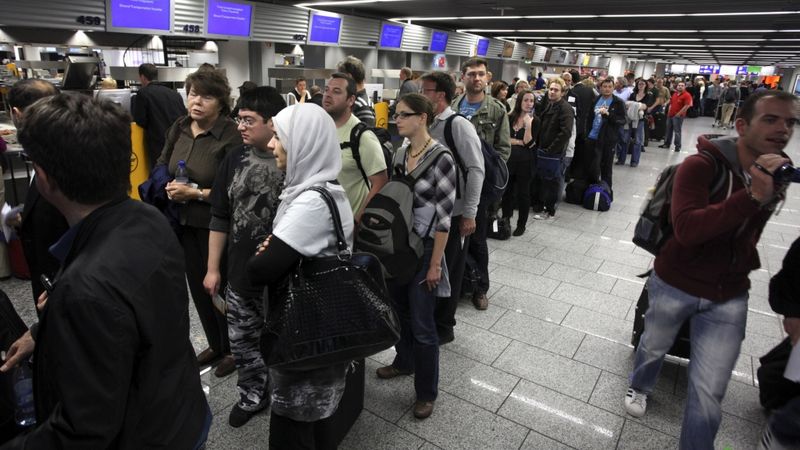 Datorprogrammas kļūdas dēļ Frankfurtes lidostā atcelti vairāki desmiti avioreisu