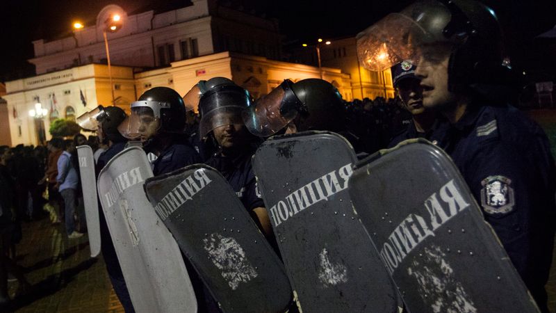Bulgārijā demonstranti parlamenta ēkā uz astoņām stundām iesprosto deputātus