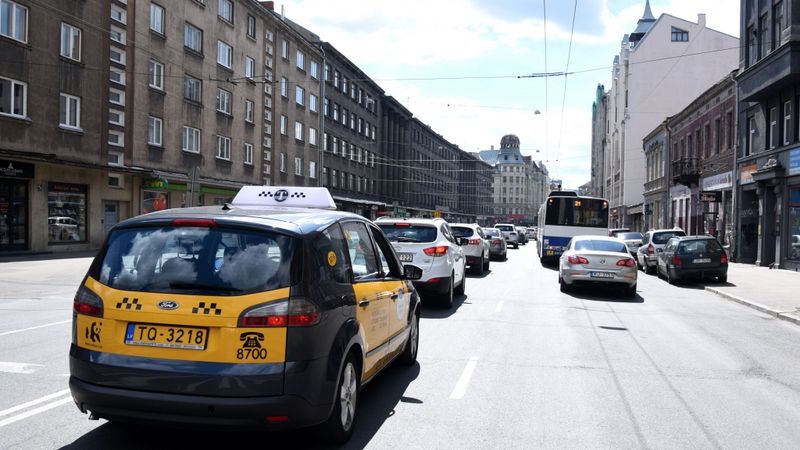 Autovadītāju ievērībai: pēcpusdienā Pierīgā var būt palēnināta satiksme