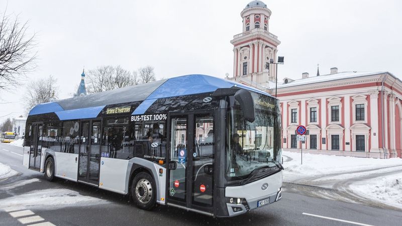 FOTO: Jelgavā testē ar ūdeņradi darbināmu autobusu