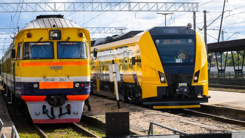 Latvijā nogādāts trešais jaunā elektrovilciena sastāvs