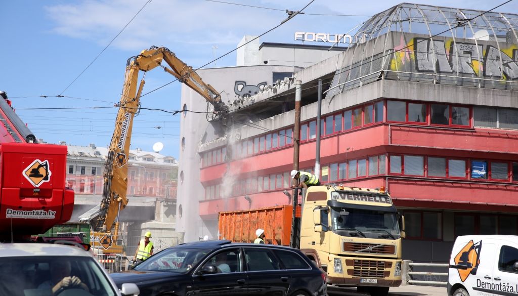 Sākta bijušā tirdzniecības centra Titāniks nojaukšana