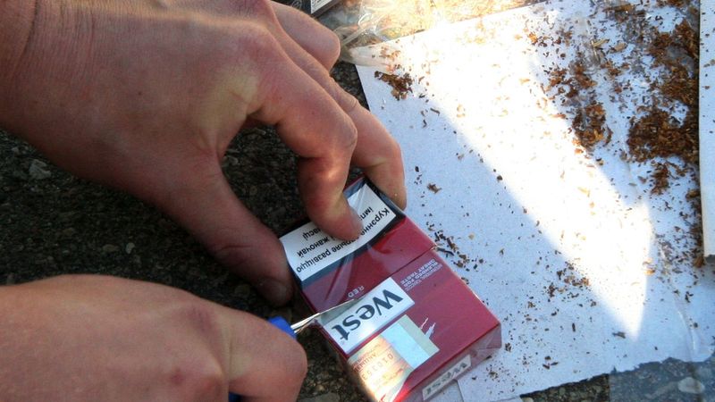 Pēdējā gaitā devušās kontrabandas cigaretes un litriem alkohola