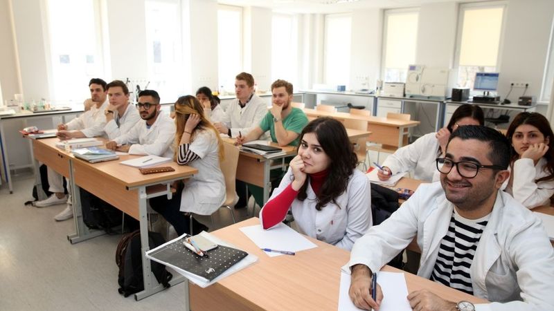 Maina studiju kredītu izsniegšanas kārtību, atceļot prasību pēc otrā galvotāja