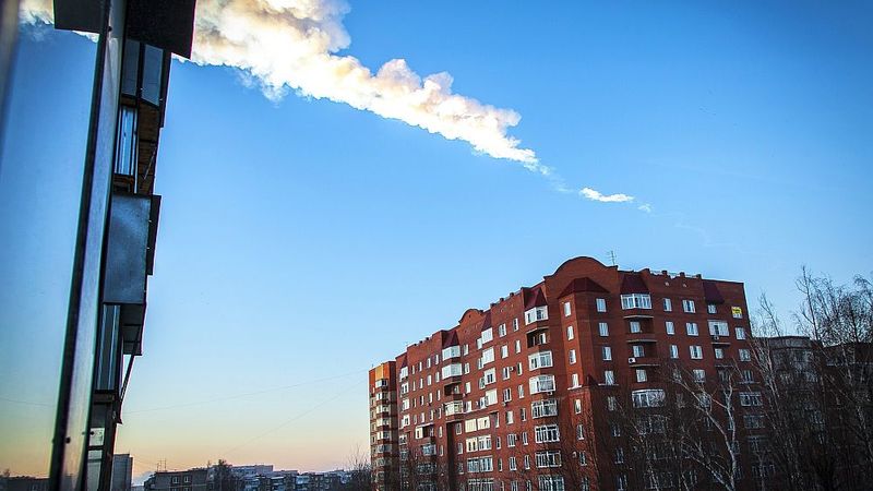 Papildināta ar foto - Meteorīta sprādziens Krievijā izraisa postījumus; ievainoti simtiem cilvēku