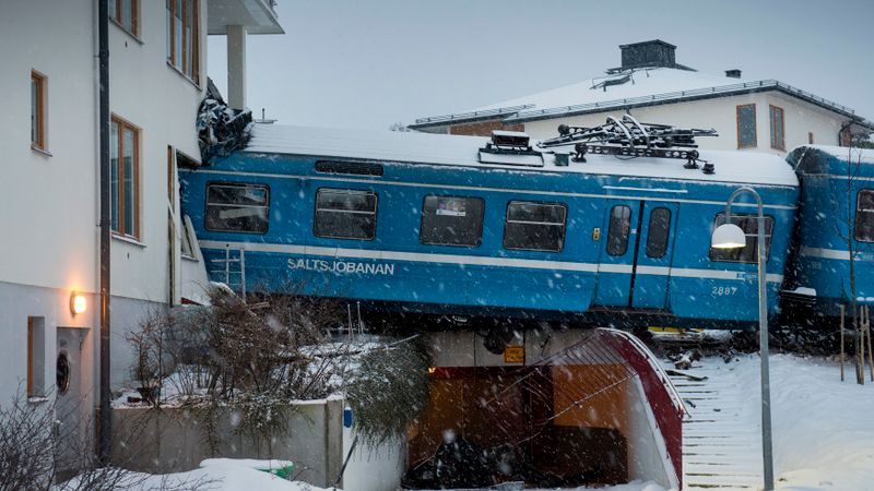 Apkopēja Stokholmā nozog vilcienu un ietriecas mājās