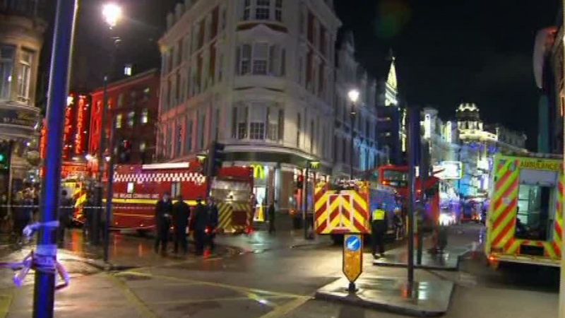 Londonā teātra izrādes laikā iebrūk jumts; vairāki desmiti cietušo