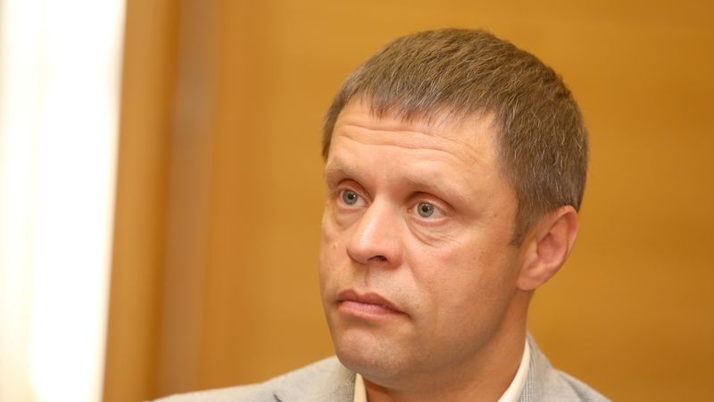 Papildināta - Ar opozīcijas deputātu atbalstu amatu zaudē Rīgas vicemērs Baraņņiks