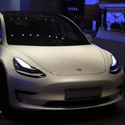 Tesla peļņa trešajā ceturksnī sarukusi par 44%
