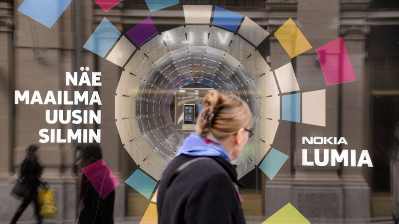 Nokia balansē uz naža asmens