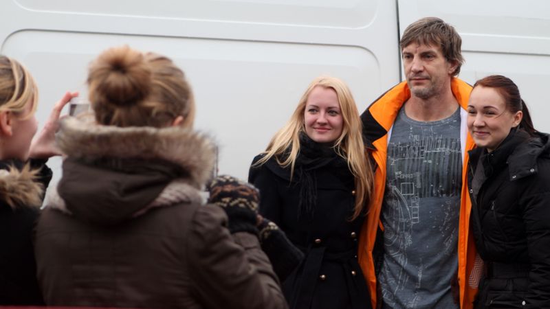 Latvijas hokeja izlasi lidostā sagaida kā varoņus