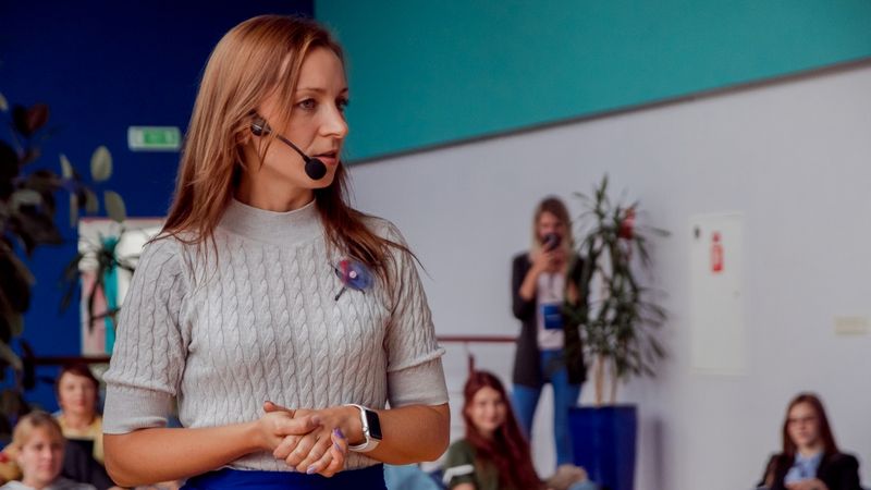 Kas slēpjas aiz influenceru vieglā darba fasādes?