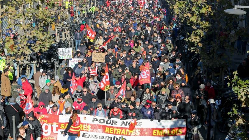 Pret pensiju reformu Francijā protestē miljons cilvēku