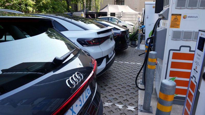 Atklāta Baltijā jaudīgākā elektroauto uzlādes stacija