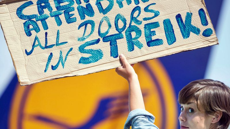 Papildināta - Stjuartu streiks liek Lufthansa piektdien atcelt lidojumus arī no Rīgas