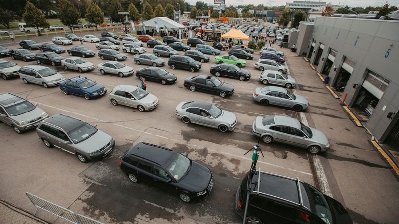 FOTO: Rīgā Tehniskās apskates naktī pārbaudīti gandrīz divi tūkstoši automobiļu