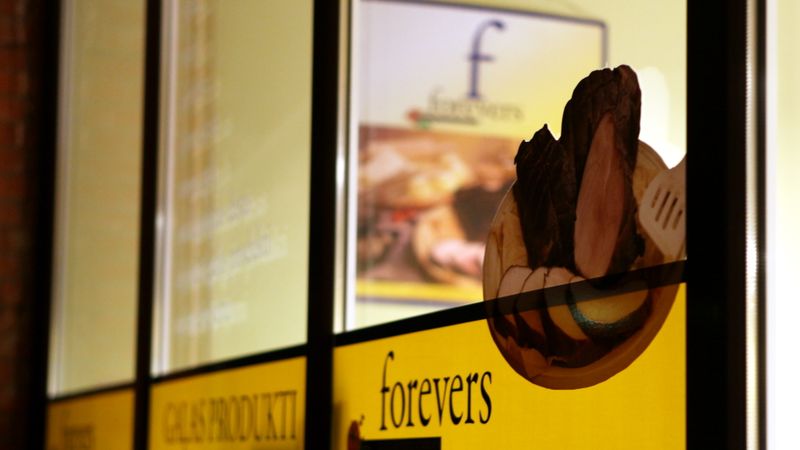 Forevers zirga gaļas skandālā vaino konkurentus