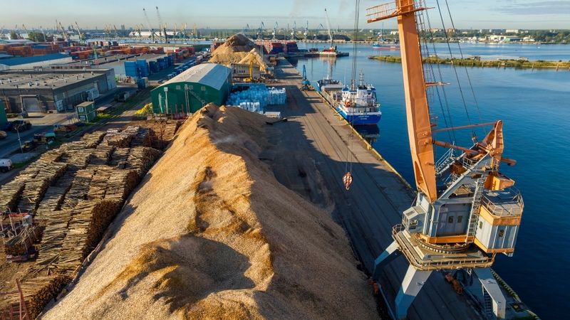 Rīgas ostā deviņos mēnešos pārkrauto kravu apmērs samazinājies par 18,5%