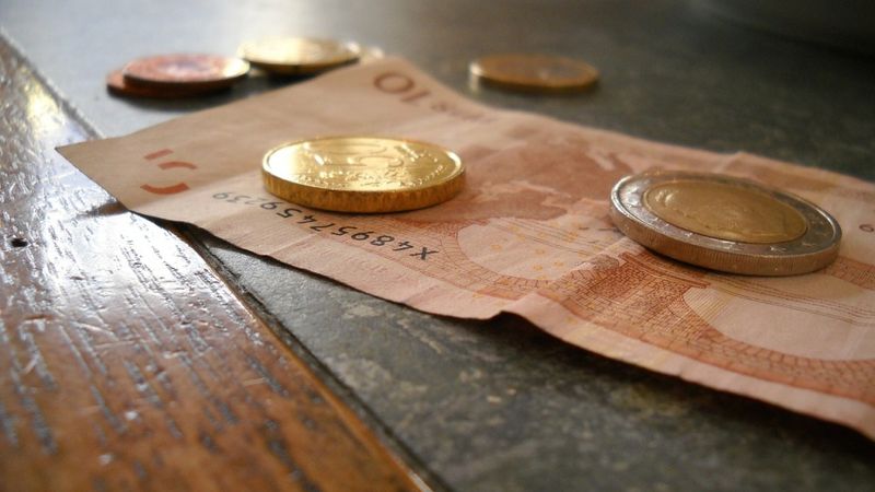 Investori gatavi piemaksāt par ieguldījumiem dažu valstu parādzīmēs