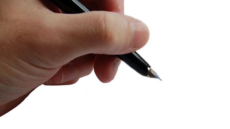 Pētījums: vairāk nekā puse iedzīvotāju rūpīgi neizlasa līgumus pirms parakstīšanas