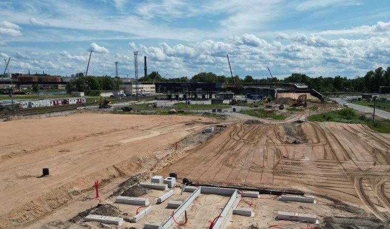 FOTO: Kundziņsalā pabeigta visu piecu ēku pamata pāļu izbūve
