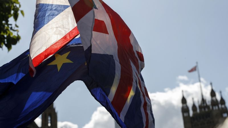 Lielbritānijas parlaments uz mēnesi pārtrauks darbu