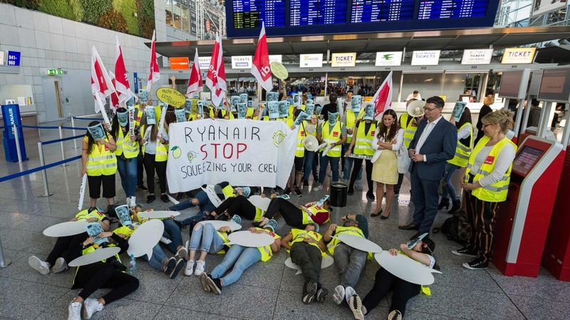 FOTO: Vācijā streiko Ryanair piloti un stjuarti