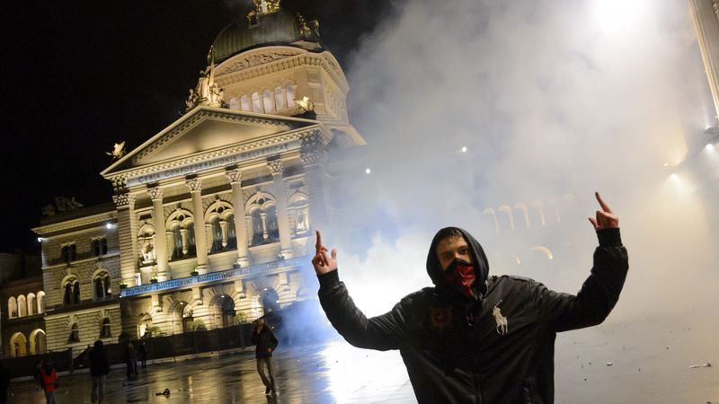 Šveicē tehno parāde pāraug nekārtībās; desmitiem aizturēto