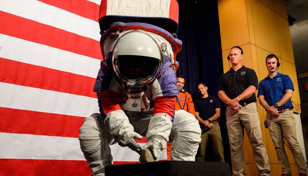NASA demonstrē jaunu skafandru prototipus Mēness misijām