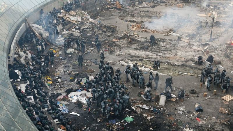 Papildināta - Berkut uzbrūk ar jaunu sparu; miruši jau vismaz 26 cilvēki