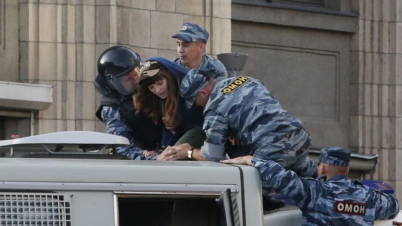Navaļnija notiesāšana izraisa tūkstošu protestus Krievijā; opozicionāru atbrīvo