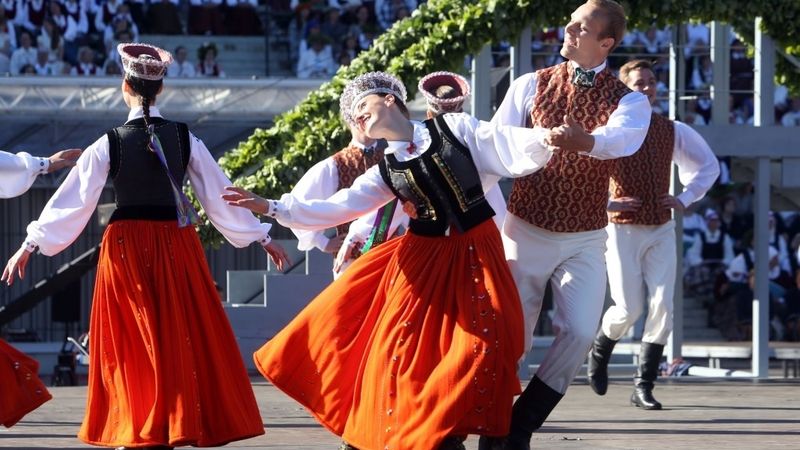 Piešķirs brīvbiļetes uz Dziesmu un Deju svētku pasākumiem