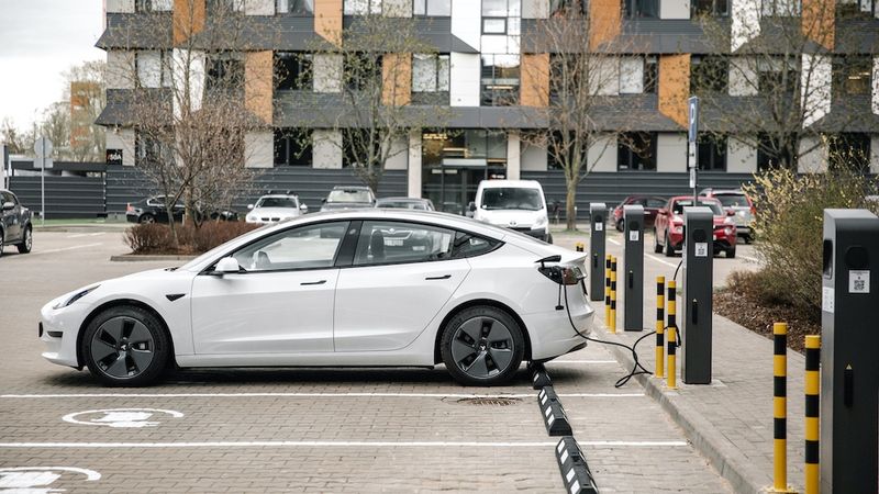 Skanstes City ierīkots elektroauto uzlādes parks