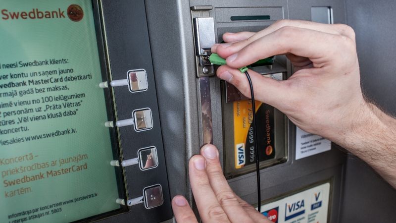 Papildināta ar foto - Juglā sāk darboties pirmais bankomāts neredzīgajiem