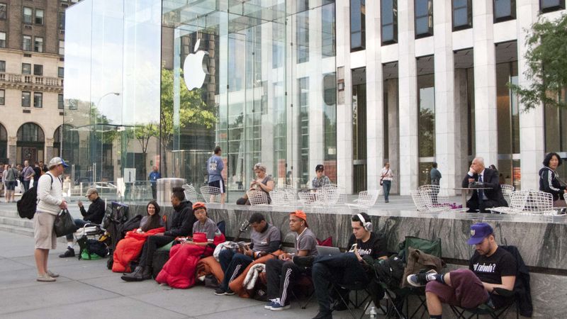 Samsung turpina smieties par Apple faniem