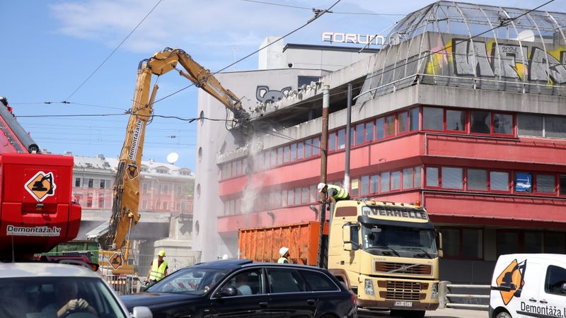 Sākta bijušā tirdzniecības centra Titāniks nojaukšana