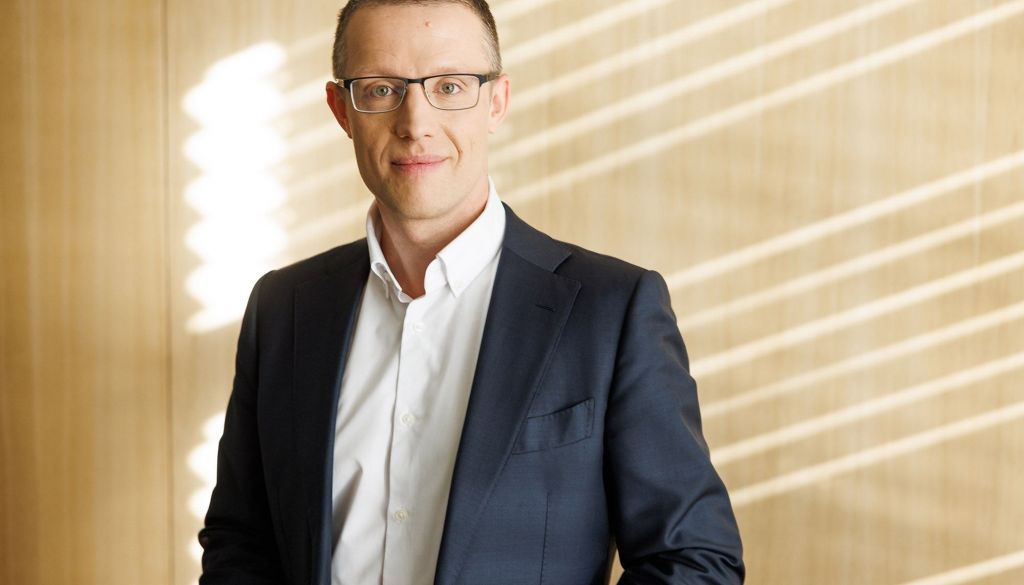 Finanšu tirgu pārskats: Irānas kara pamiera nosacījumi dod cerību