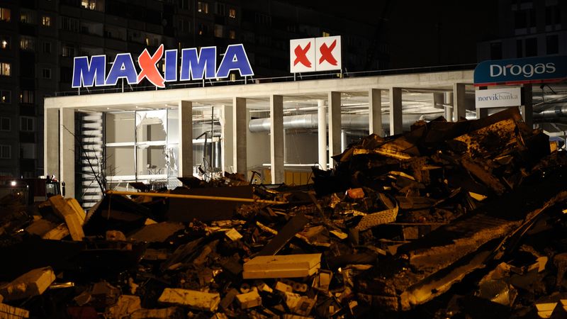 Traģēdija piebremzē būvniekus