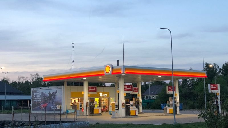 Shell «apraudāts» pāragri - dažas stacijas Rīgā darbu vēl turpina
